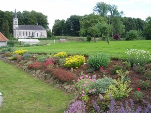 fleurs + &eacute;glise Monchy-Cayeux